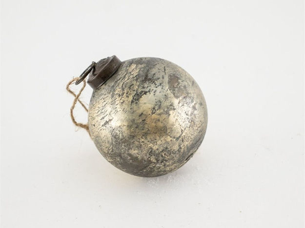 Slika Staklena kuglica 8cm srebrna s preljevom boja