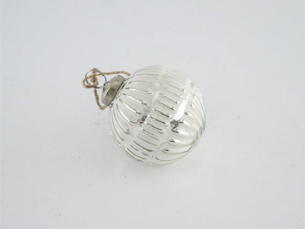 Slika Staklena kuglica s crtama 8cm srebrna/bijela